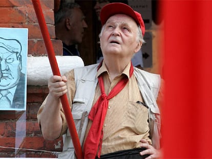 Un hombre porta una caricatura de los presidentes rusos Yeltsin y Putin, durante un homenaje al frustrado intento de golpe de estado de hace 15 años.