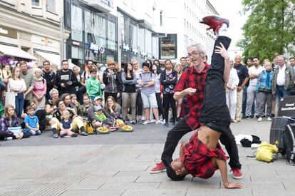 Actuación del grupo de danza teatral Umami Dance Theatre en Alemania.