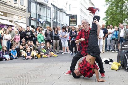 Actuaci&oacute;n del grupo de danza teatral Umami Dance Theatre en Alemania.