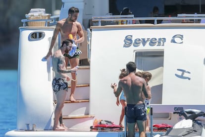 Luis Suárez, Leo Messi i Cesc Fàbregas, a la coberta del vaixell.
