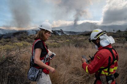 Carmen Solana, investigadora especialista en flujo de lavas del INVOLCAN, ante la corriente de lava, junto a un miembro de la UME.
