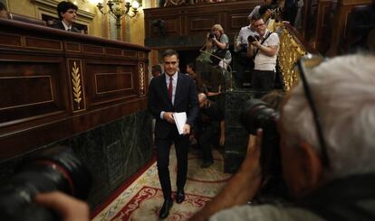 El presidente del Gobierno en funciones, Pedro Sánchez, en su llegada al hemiciclo del Congreso de los Diputados.