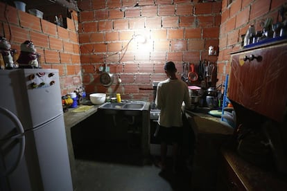 Francisco, de 18 años, cocina en el interior de su apartamento. Imagen tomada el 9 de febrero de 2014.