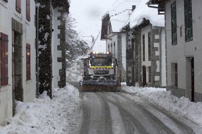 Una máquina quitanieves retira la nieve acumulada en la vía principal de Burguete (Navarra), hoy.