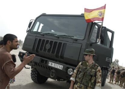 Soldados españoles reparten agua en la localidad iraquí de Um Qasr.

/ ANTONIN KRATOCHVIL