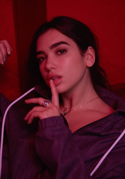 Su pasado como modelo la delata: Dua sabe perfectamente cómo atrapar a la cámara. Aquí, con total look de Abrahamsson y collar de Cartier.