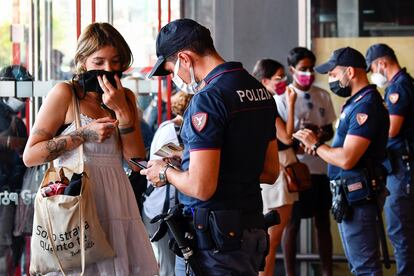 Control policial en la Estación Puerta Garibaldi de Milán, Italia, donde el acceso al transporte público se ha restringido para los no vacunados.