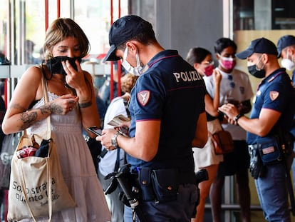 Control policial en la Estación Puerta Garibaldi de Milán, Italia, donde el acceso al transporte público se ha restringido para los no vacunados.