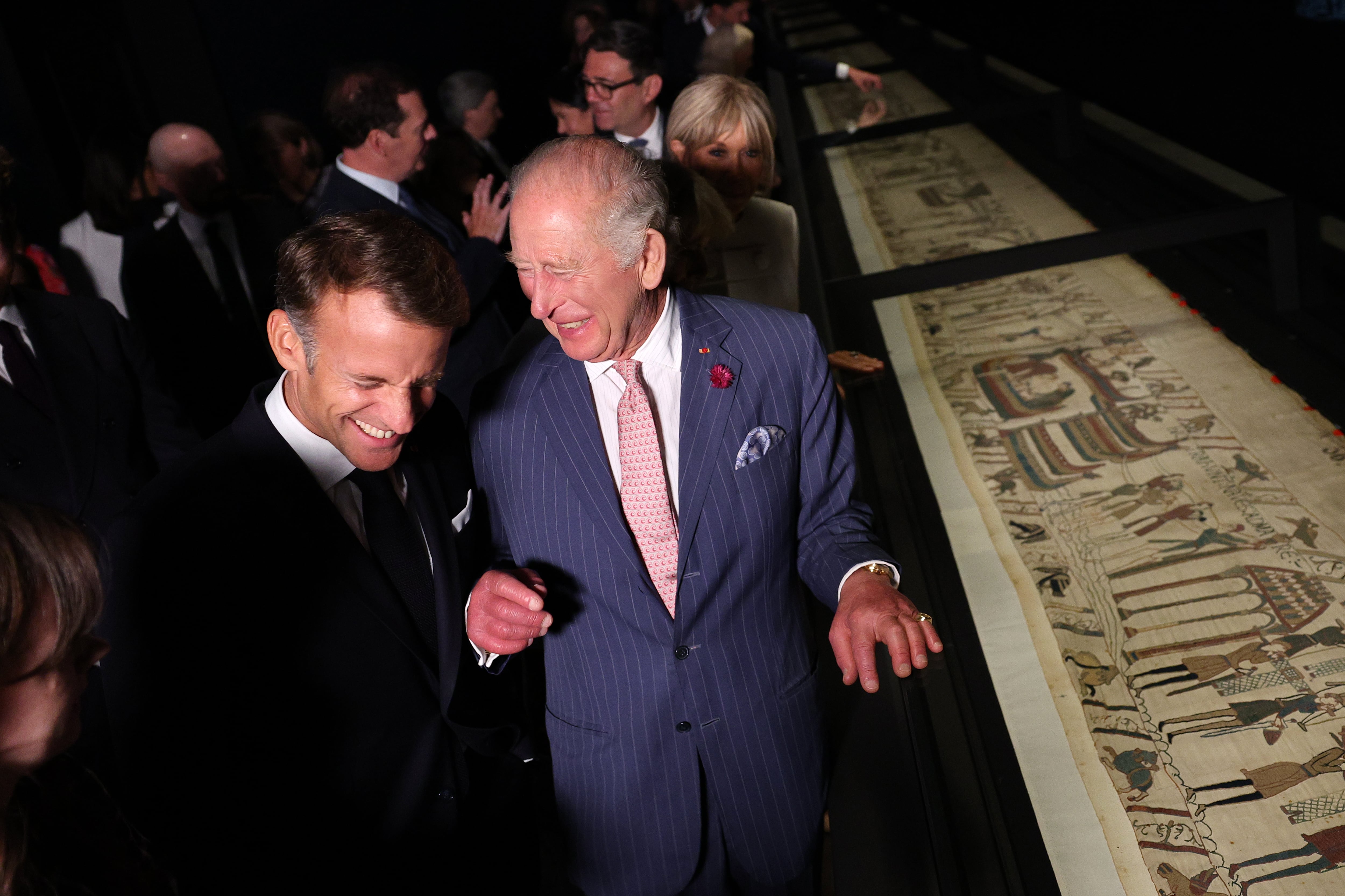 Macron visita el tapiz de Bayeux en el British Museum junto al rey Carlos III y el primer ministro británico: “Es una entente amistosa”