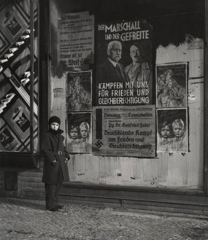 Cartel electoral de Hindenburg y Hitler en Berlín, en 1933, que lee: "El mariscal y el cabo: lucha con nosotros por la paz y la igualdad de derechos".