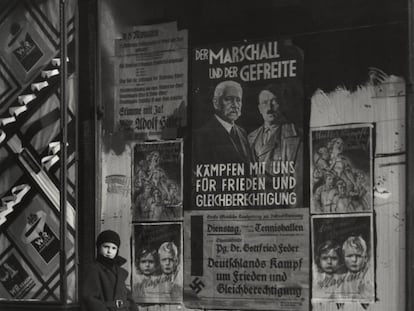 Cartel electoral de Hindenburg y Hitler en Berlín, en 1933, que lee: "El mariscal y el cabo: lucha con nosotros por la paz y la igualdad de derechos".