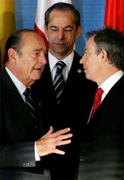 Chirac (izquierda) y Blair (derecha), ante el primer ministro de Malta, Lawrence Gonzi.