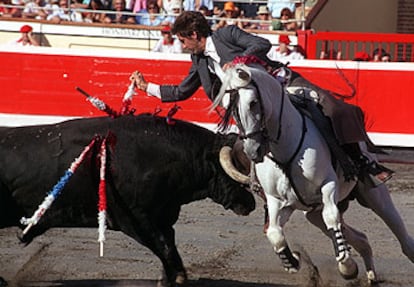 Pablo Hermoso de Mendoza, con su primer toro.