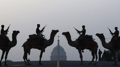 Soldados pertenecientes a la Seguridad Fronteriza de la India (BSF), delante del palacio presidencial Rashtrapati Bhavan. Nueva Delhi, India.
