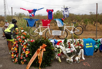 Homenaje a dos ciclistas fallecidos por ser arrollados por un turismo en la localidad de Riudoms, en Tarragona, en 2018.