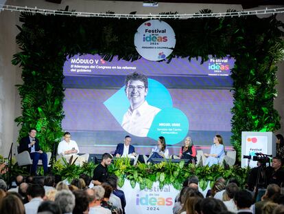 (De izquierda a derecha) Los congresistas Miguel Uribe, Jaime Raúl Salamanca, Efraín Cepeda, la periodista María Camila Díaz y las congresistas María José Pizarro y Cathy Juvinao, hoy en Villa de Leyva (Colombia).