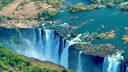 Vista en helicóptero de las Cataratas Victoria y el río Zambeze.