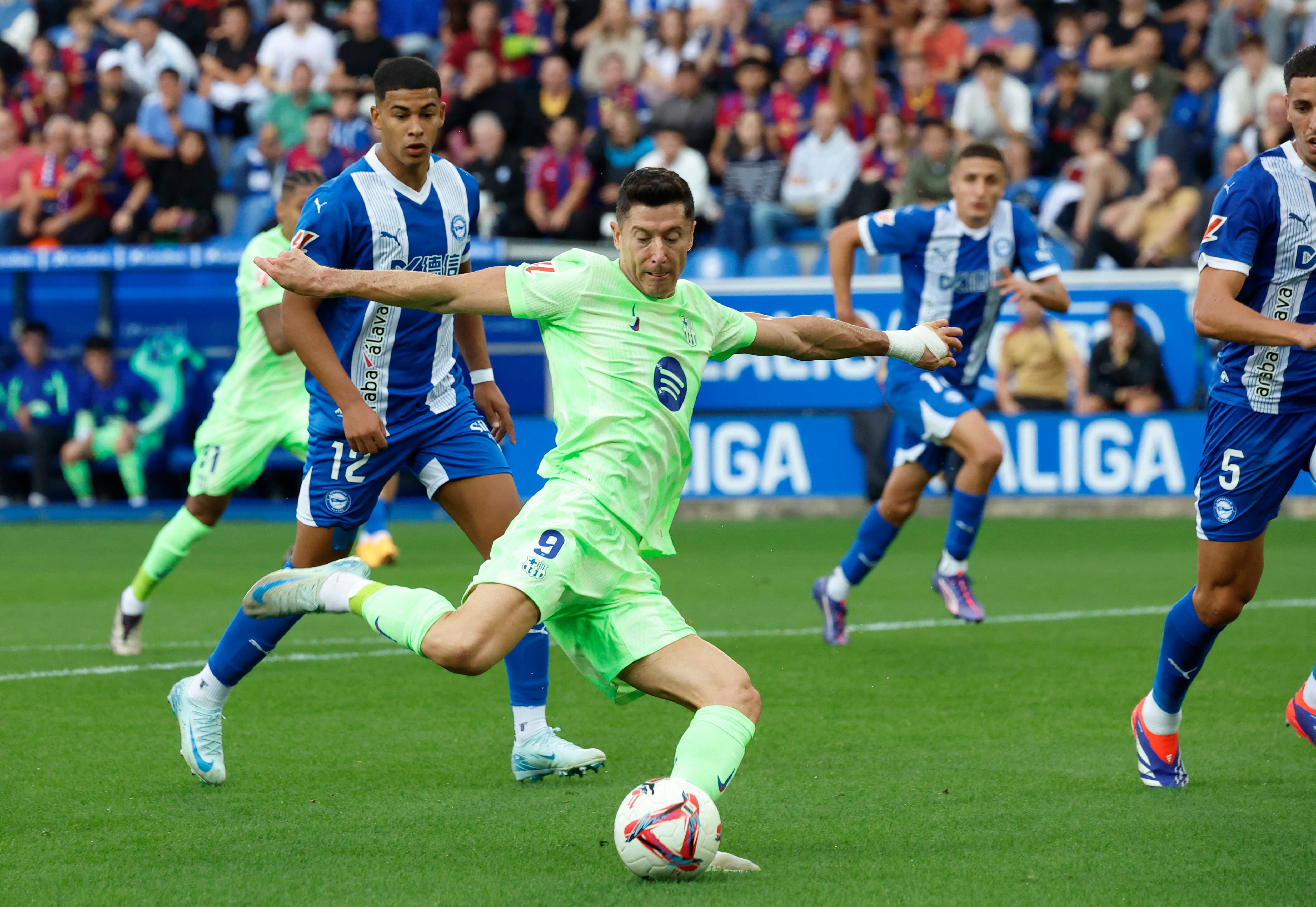 El líder Barça presume del infalible Lewandowski ante el Alavés