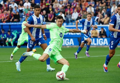 Lewandowski remata a puerta en su segundo gol este domingo en Mendizarroza.