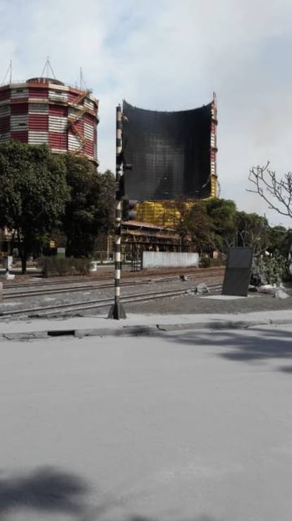 Fotografia cedida pelos bombeiros do gasômetro que explodiu.