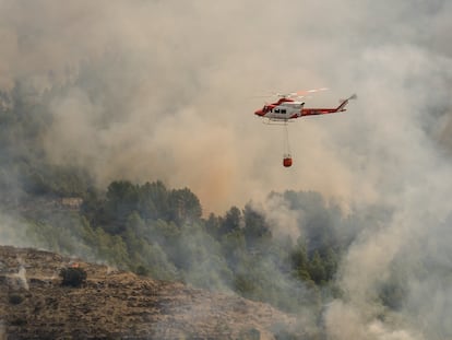 Un helicóptero de los Servicios de Emergencia trabaja en la extinción del incendio forestal de Tárbena el pasado lunes.
