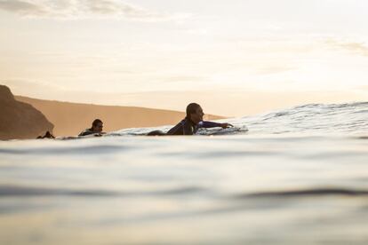 Dos surfistas en la Playa de Sopelana, Vizcaya.