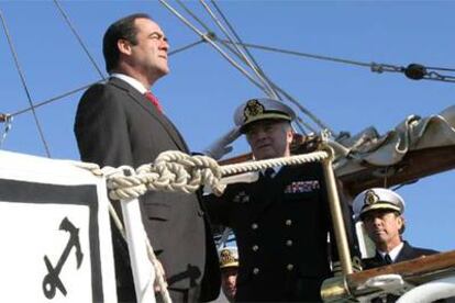 El ministro de Defensa, José Bono, durante la despedida en Cádiz del buque escuela <i>Juan Sebastián de Elcano</i>.