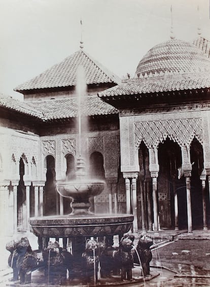 El Patio de los Leones de la Alhambra (1862), quizás uno de los rincones más fotografiados de la fortaleza nazarí. Clifford documentó los viajes de la reina Isabel II entre 1858 y 1862. Para desarrollar su labor documental fue fundamental que trabajara con el ingeniero Lucio del Valle, encargado de reformas urbanísticas como la de la Puerta del Sol de Madrid. Andalucía, Murcia, Aragón, Baleares... fueron recorridas por el autor. Clifford supo aprovecharlo para convertirlo en su gran negocio y ser el fotógrafo favorito de la reina durante varios años.