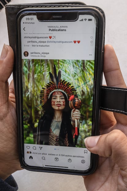 Un usuario visita la cuenta de Instagram de Raquel Yarikazu, influencer y activista popular Xipaya, en noviembre de 2022.