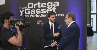 Carlos Córdoba entrevista para el directo al presidente de EL PAÍS, Juan Luis Cebrián.