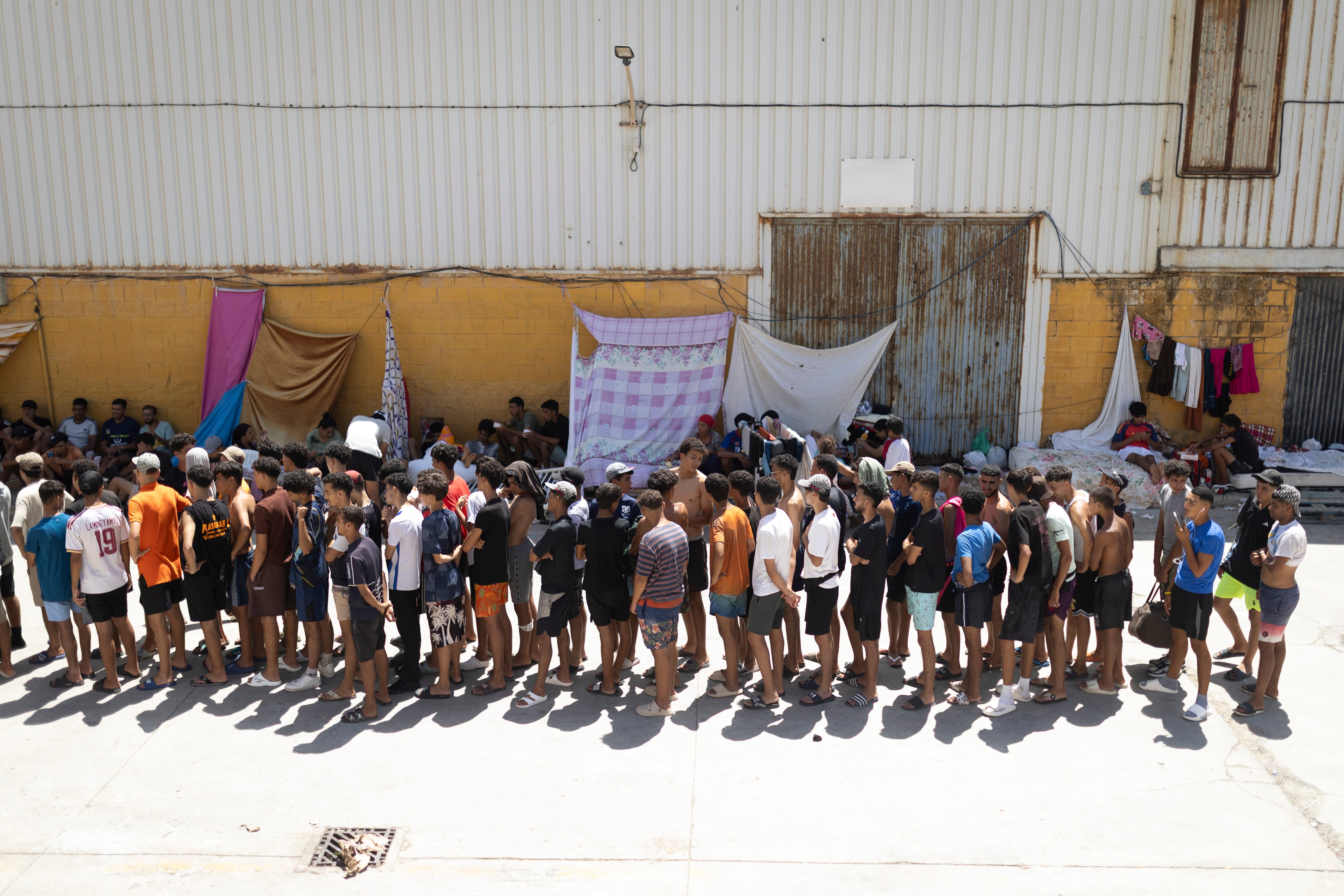 La ONG Luna Blanca reparte unas 4500 raciones de comida en Ceuta a los jóvenes marroquíes, este viernes.
