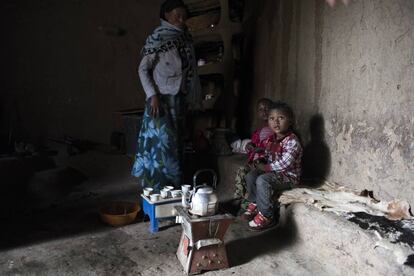 Niños esperan a ser examinados de sus vacunas en el pueblo de Germama, Etiopía.