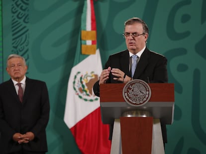 Ebrard junto a López Obrador durante su intervención de este martes en la conferencia matutina.
