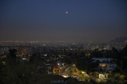 Imagem panorâmica de Santiago do Chile durante o eclipse lunar. A última vez que ocorreu um fenômeno semelhante ao observado esta manhã foi há mais de 400 anos.