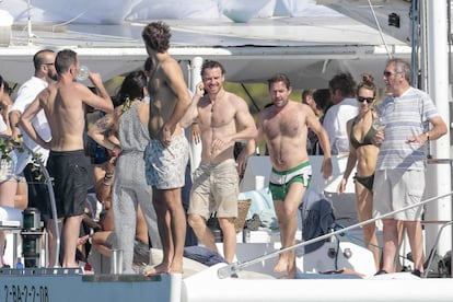 El actor Michael Fassbender junto a sus familiares y amigos en un barco en Ibiza.