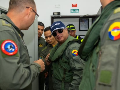 El presidente Gustavo Petro, vestido de la fuerza aérea antes de abordar un cazabombardero Kfir