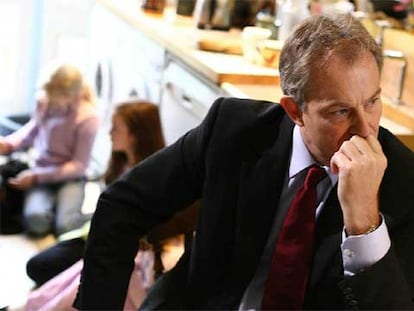 El primer ministro del Reino Unido, Tony Blair, durante una visita a un colegio en Dulwich.