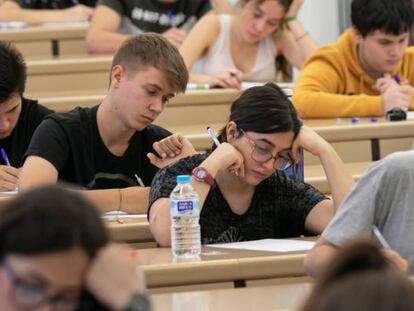 Estudiantes realizando un examen en la Universidad de Sevilla en agosto de 2019.