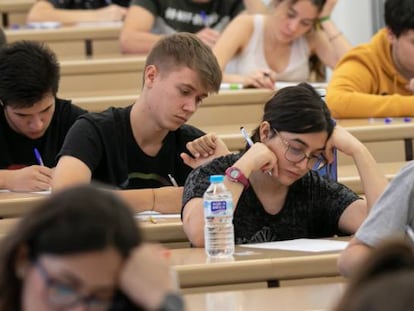 Estudiantes realizando un examen en la Universidad de Sevilla en agosto de 2019.