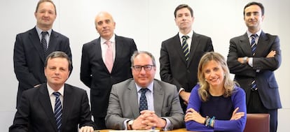 Sentados, Josep Prats (gestor del fondo European Quality, de Abante Asesores), Igancio Cantos (director de inversiones de atl Capital,)Lola Solana (gestora del fondo Santander Small Caps. Arriba, Otto Kdolsky (gestor de fondos en Magallanes Value), José Luis Martínez Campuzano (estratega jefe de Citi España), Sebastián Redondo (director de inversiones de Bankia AM) y Ángel Fresnillo (director de renta variable de Mutuactivos).