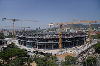 Obras del nuevo estadio de fútbol Spotify Camp Nou este jueves.
