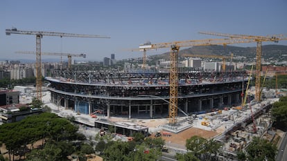 Obras del nuevo estadio de fútbol Spotify Camp Nou este jueves.