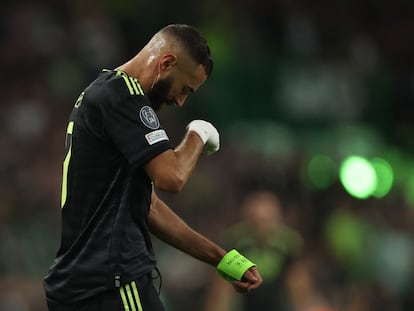 Karim Benzema se retira este martes del Celtic Park tras sentir molestias.