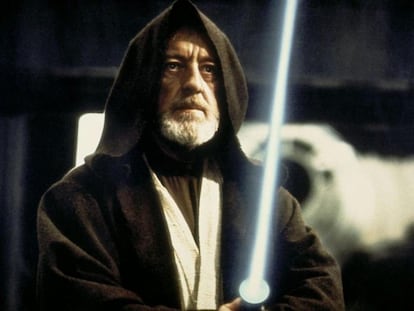 La filmografía de Alec Guinness (1914, Londres) ya era extensa cuando interpretó a Obi-Wan Kenobi, contaba incluso con un Oscar por ‘El puente sobre el río Kwai’ (1958). La película no convenció para nada al actor que, como se recogió en su biografía autorizada, escribía a una amiga: "No puedo decir que esté disfrutando de la película, cada dos días me llegan nuevos diálogos basura en trozos de papel rosa y ninguno de ellos hace a mi personaje más claro o soportable". Recientemente se ha conocido que, en el guión original, Kenobi no moría y se ha especulado con que fuera el propio Guinness el que pidiera la muerte de su personaje.