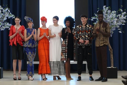 Demba Diop con un grupo de modelos en un desfile de modas en Benalmádena.