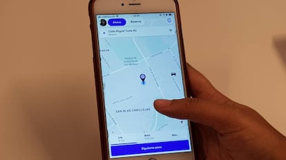 Un usuario de Cabify utiliza la aplicaci&oacute;n m&oacute;vil.