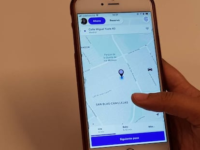 Un usuario de Cabify utiliza la aplicaci&oacute;n m&oacute;vil.