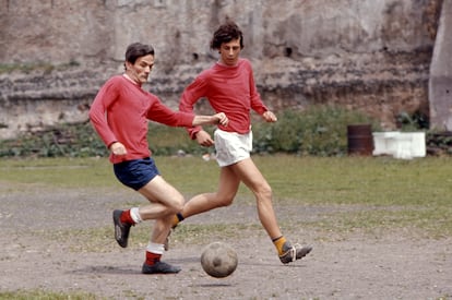 Pier Paolo Pasolini juega al fútbol a las afueras de Roma en 1971.