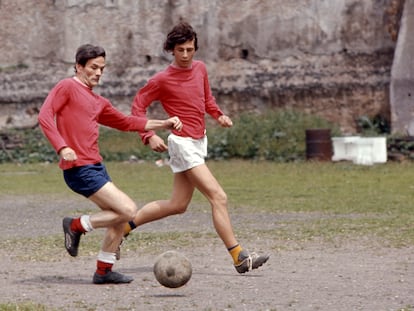 Pier Paolo Pasolini juega al fútbol a las afueras de Roma en 1971.