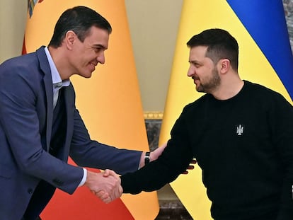 Pedro Sánchez y Volodímir Zelenski se saludan este jueves en Kiev.